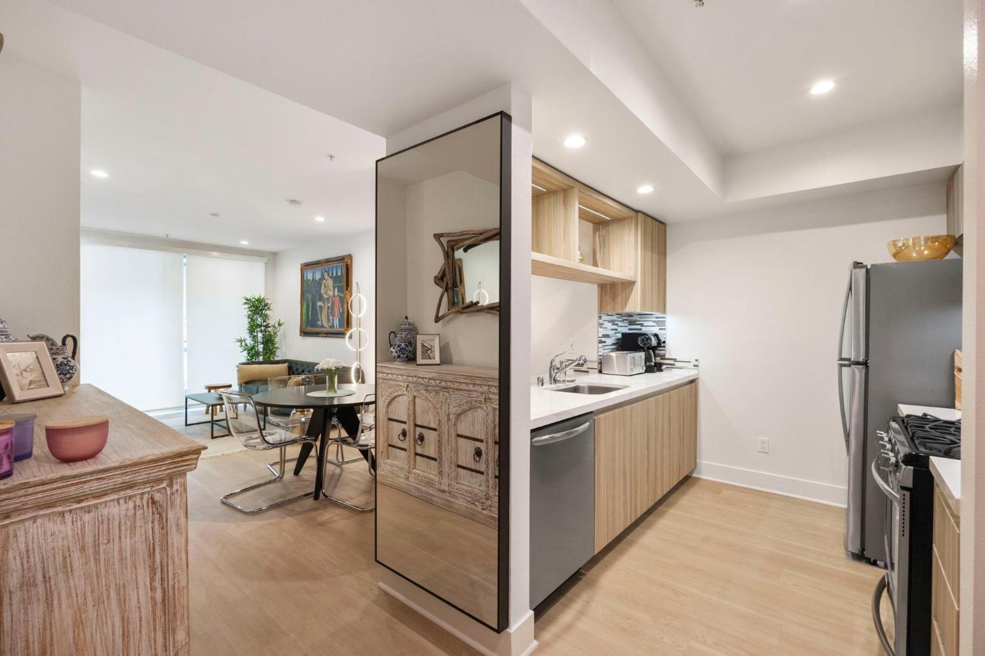 8 Santa Monica Huge Stylish Apartment